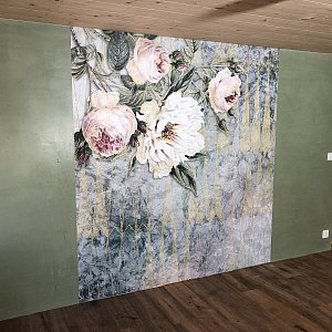 Lehmputz mit grünen Mineralfarb Pigment und Blumen Tepete